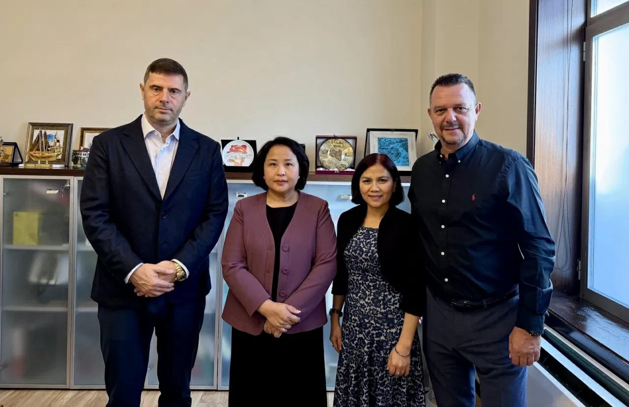 Đại sứ Việt Nam trình Quốc thư lên Tổng thống Albania