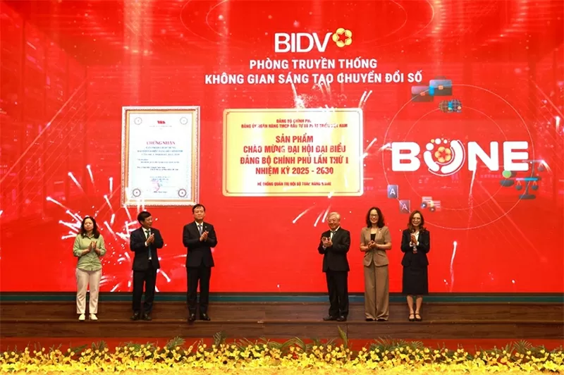 Đại diện Đảng ủy Chính phủ trao chứng nhận “Sản phẩm tiêu biểu chào mừng Đại hội Đảng bộ Chính phủ” cho Hệ thống quản trị nội bộ B.One của BIDV (Hà Nội, 10/10/2025)