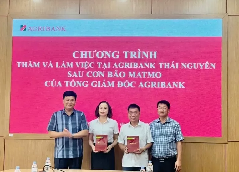 Đồng chí Phạm Toàn Vượng - Tổng Giám đốc Agribank đã làm việc với các chi nhánh trên địa bàn tỉnh Thái Nguyên để kiểm tra, chỉ đạo công tác khắc phục hậu quả bão số 11, thăm hỏi người lao động và khách hàng bị thiệt hại. Đồng chí Phạm Toàn Vượng - Tổng Giám đốc Agribank đã làm việc với các chi nhánh trên địa bàn tỉnh Thái Nguyên để kiểm tra, chỉ đạo công tác khắc phục hậu quả bão số 11, thăm hỏi người lao động và khách hàng bị thiệt hại.