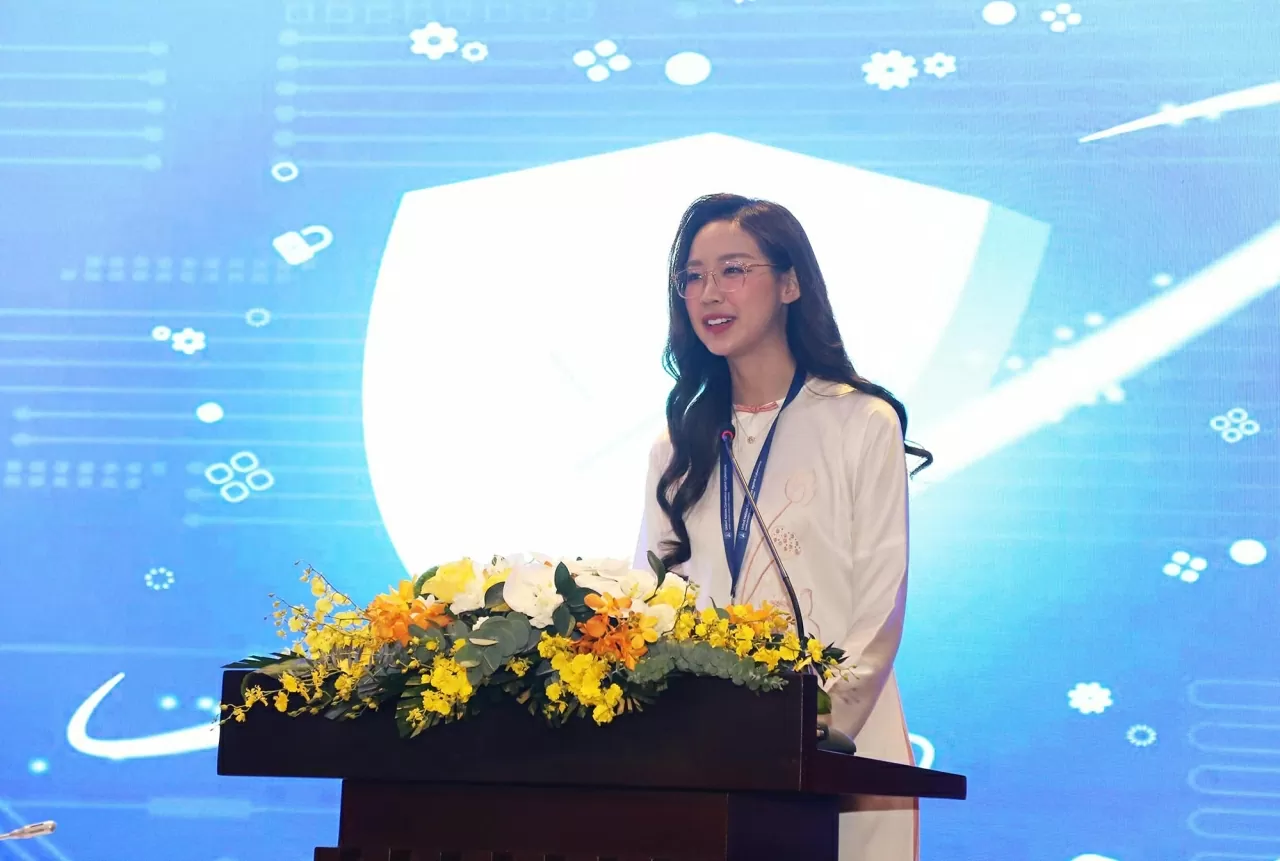 Hoa hậu Lê Nguyễn Bảo Ngọc đại diện Thanh niên Việt Nam phát biểu tại Hội thảo. (Ảnh: Thành Long)