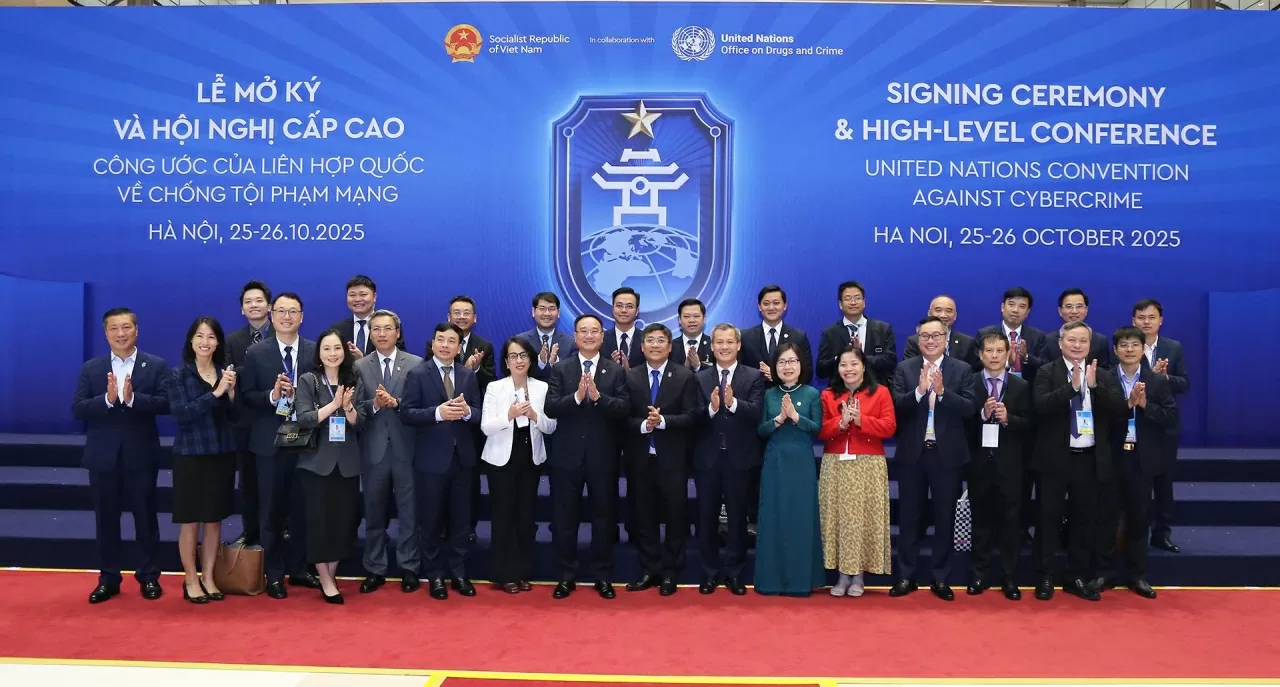 Khép lại Lễ ký Công ước lịch sử, Thứ trưởng Bộ Công an, Thượng tướng Phạm Thế Tùng; Thứ trưởng Thường trực Bộ Ngoại giao Nguyễn Minh Vũ chụp ảnh lưu niệm với ban tổ chức và các thành viên thuộc Bộ Ngoại giao. (Ảnh: Thành Long)