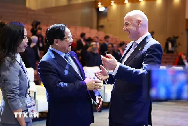 Thủ tướng Phạm Minh Chính và Chủ tịch Liên đoàn Bóng đá thế giới (FIFA) Gianni Infantino. (Ảnh: Dương Giang/TTXVN) Thủ tướng Phạm Minh Chính và Chủ tịch Liên đoàn Bóng đá thế giới (FIFA) Gianni Infantino. (Ảnh: Dương Giang/TTXVN)