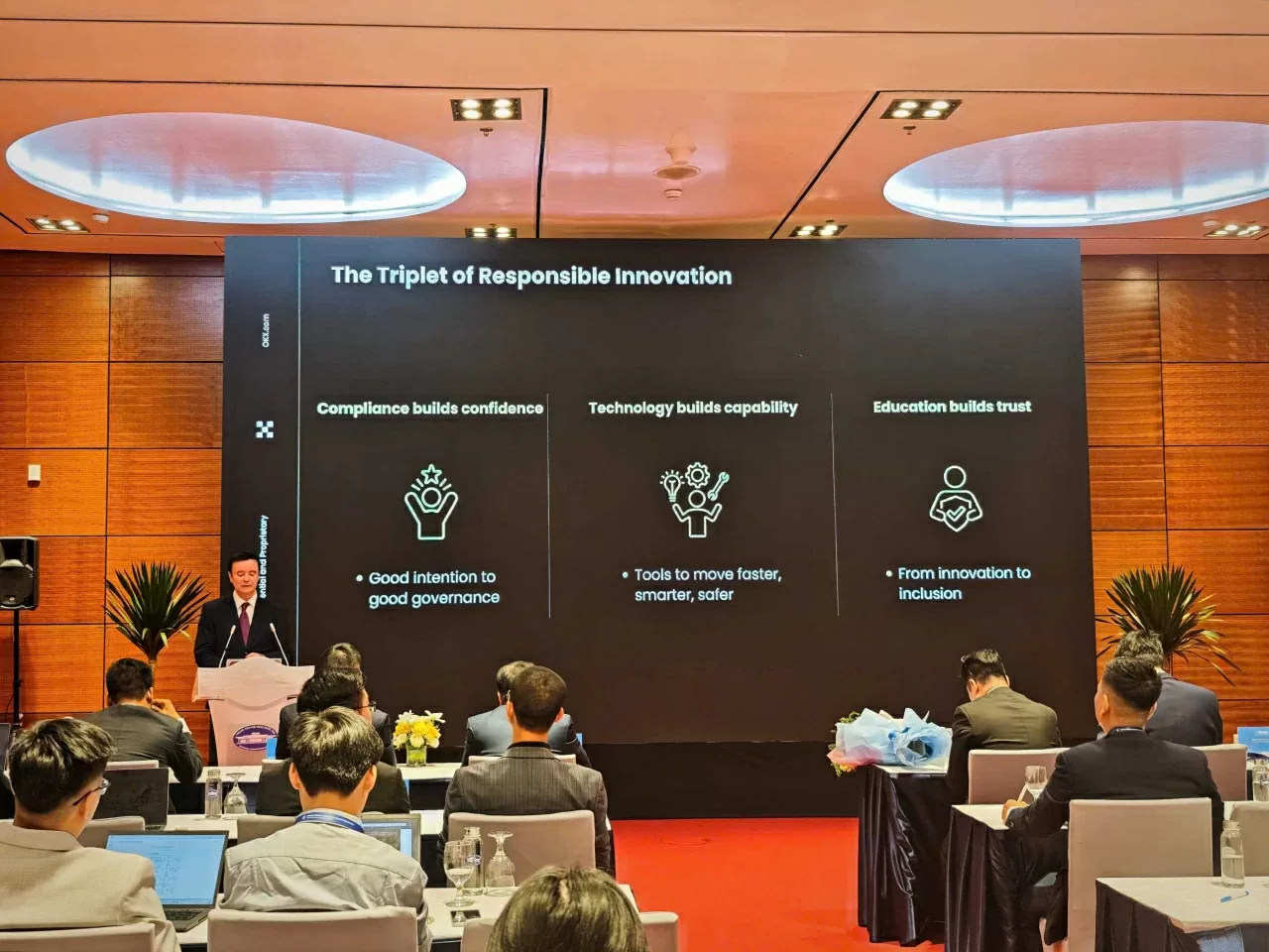 Ông Malcolm Wright, Phó Chủ tịch phụ trách pháp chế của OKX Global, trình bày tham luận tại Tọa đàm, ngày 26/10. Ông Malcolm Wright, Phó Chủ tịch phụ trách pháp chế của OKX Global, trình bày tham luận tại Tọa đàm, ngày 26/10.
