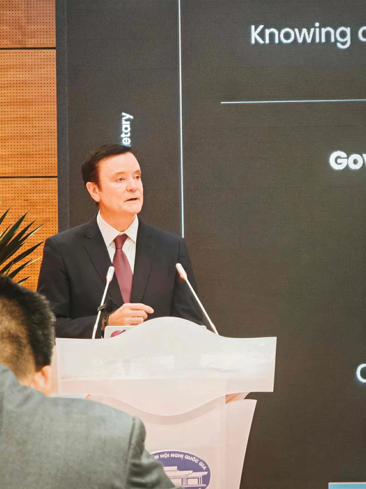 Ông Malcolm Wright, Phó Chủ tịch phụ trách pháp chế của OKX Global, trình bày tham luận tại Tọa đàm, ngày 26/10.