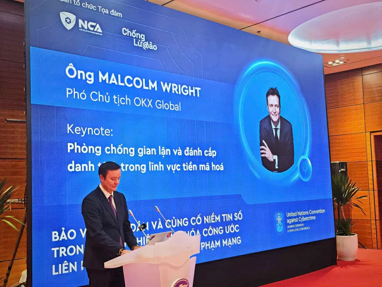 Ông Malcolm Wright, Phó Chủ tịch phụ trách pháp chế của OKX Global, trình bày tham luận tại Tọa đàm, ngày 26/10.  Ông Malcolm Wright, Phó Chủ tịch phụ trách pháp chế của OKX Global, trình bày tham luận tại Tọa đàm, ngày 26/10.