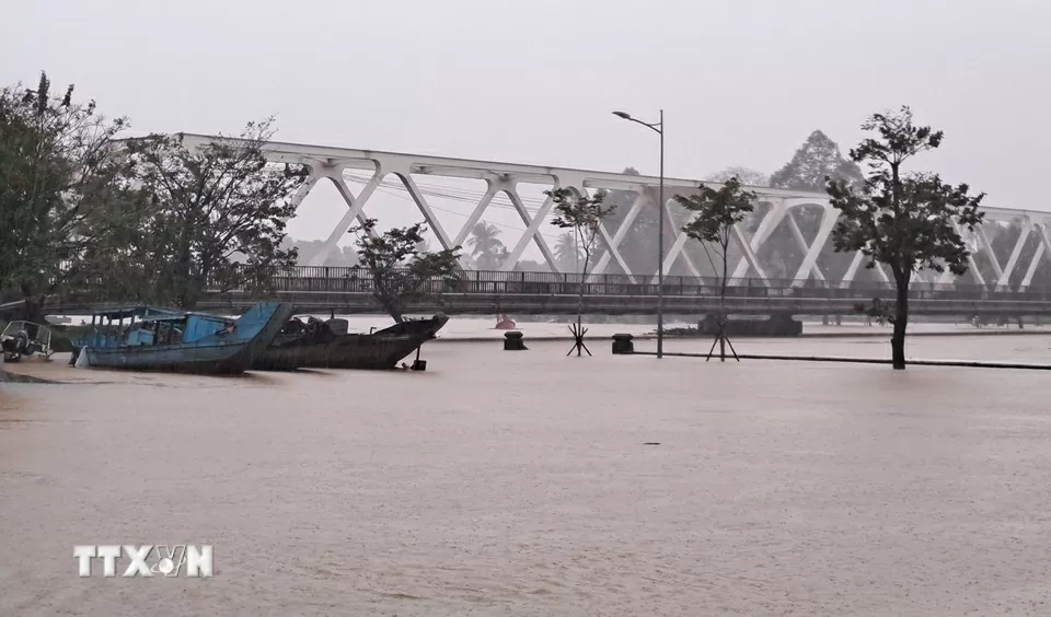 Bờ Nam sông Hương, phường Thuận Hóa, TP. Huế ngập sáng 27/10. Bờ Nam sông Hương, phường Thuận Hóa, TP. Huế ngập sáng 27/10.