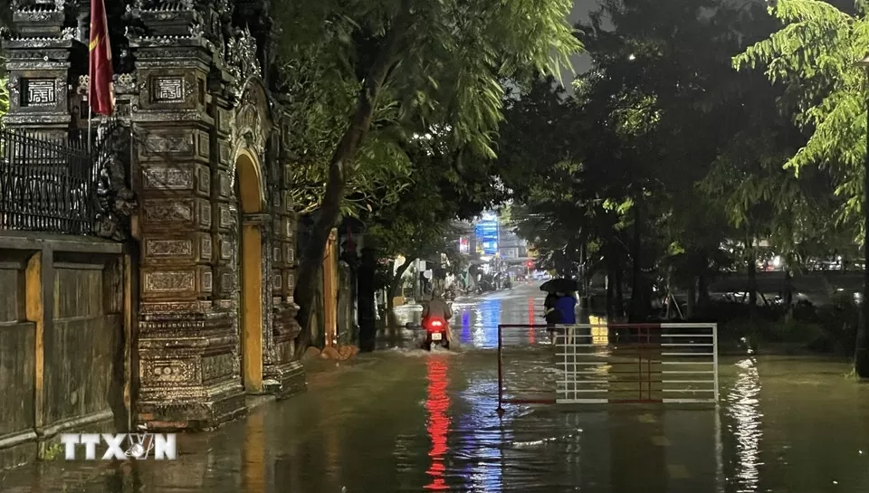TP. Huế: Lũ trên sông Hương vượt báo động 3 gây ngập lụt diện rộng TP. Huế: Lũ trên sông Hương vượt báo động 3 gây ngập lụt diện rộng