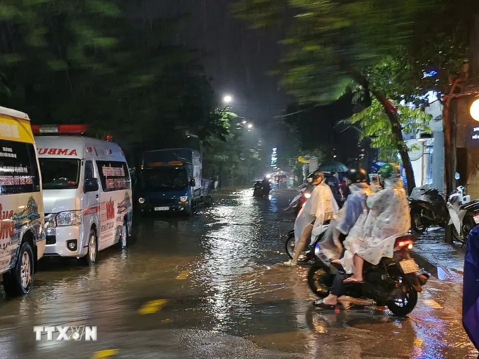 TP. Huế: Lũ trên sông Hương vượt báo động 3 gây ngập lụt diện rộng TP. Huế: Lũ trên sông Hương vượt báo động 3 gây ngập lụt diện rộng