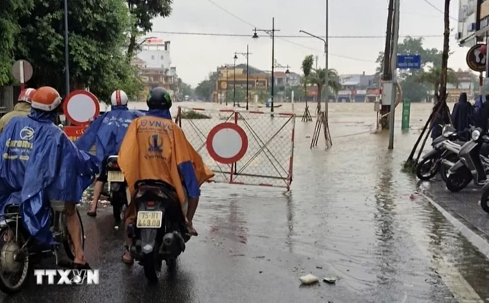 TP. Huế: Lũ trên sông Hương vượt báo động 3 gây ngập lụt diện rộng TP. Huế: Lũ trên sông Hương vượt báo động 3 gây ngập lụt diện rộng