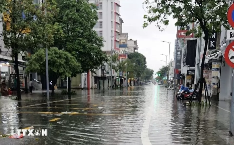 TP. Huế: Lũ trên sông Hương vượt báo động 3 gây ngập lụt diện rộng TP. Huế: Lũ trên sông Hương vượt báo động 3 gây ngập lụt diện rộng