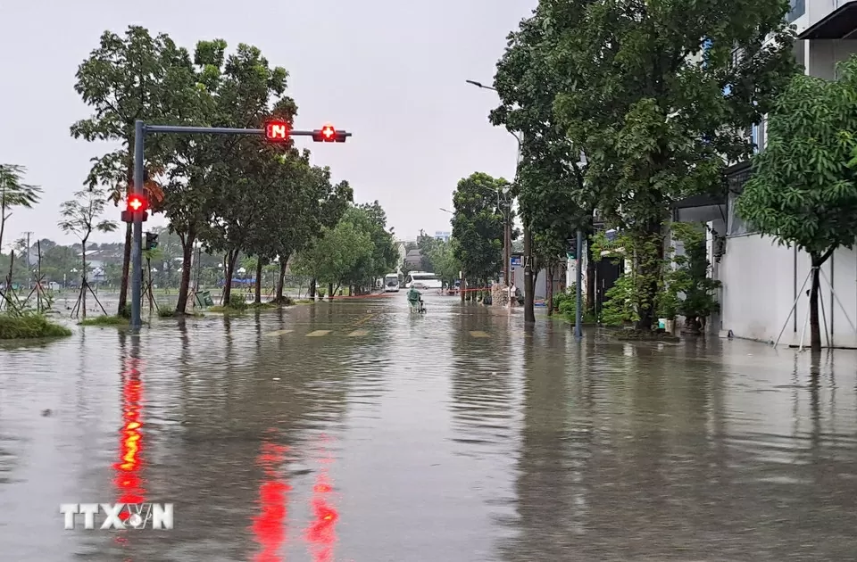 TP. Huế: Lũ trên sông Hương vượt báo động 3 gây ngập lụt diện rộng TP. Huế: Lũ trên sông Hương vượt báo động 3 gây ngập lụt diện rộng