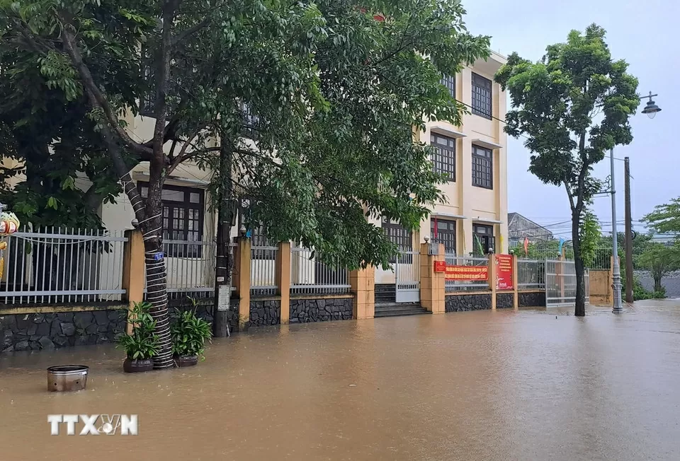 TP. Huế: Lũ trên sông Hương vượt báo động 3 gây ngập lụt diện rộng TP. Huế: Lũ trên sông Hương vượt báo động 3 gây ngập lụt diện rộng