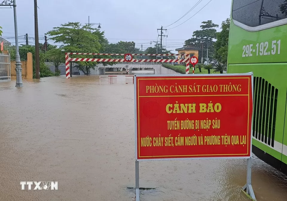 TP. Huế: Lũ trên sông Hương vượt báo động 3 gây ngập lụt diện rộng TP. Huế: Lũ trên sông Hương vượt báo động 3 gây ngập lụt diện rộng