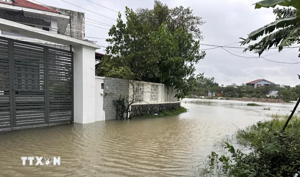TP. Huế: Lũ trên sông Hương vượt báo động 3 gây ngập lụt diện rộng TP. Huế: Lũ trên sông Hương vượt báo động 3 gây ngập lụt diện rộng