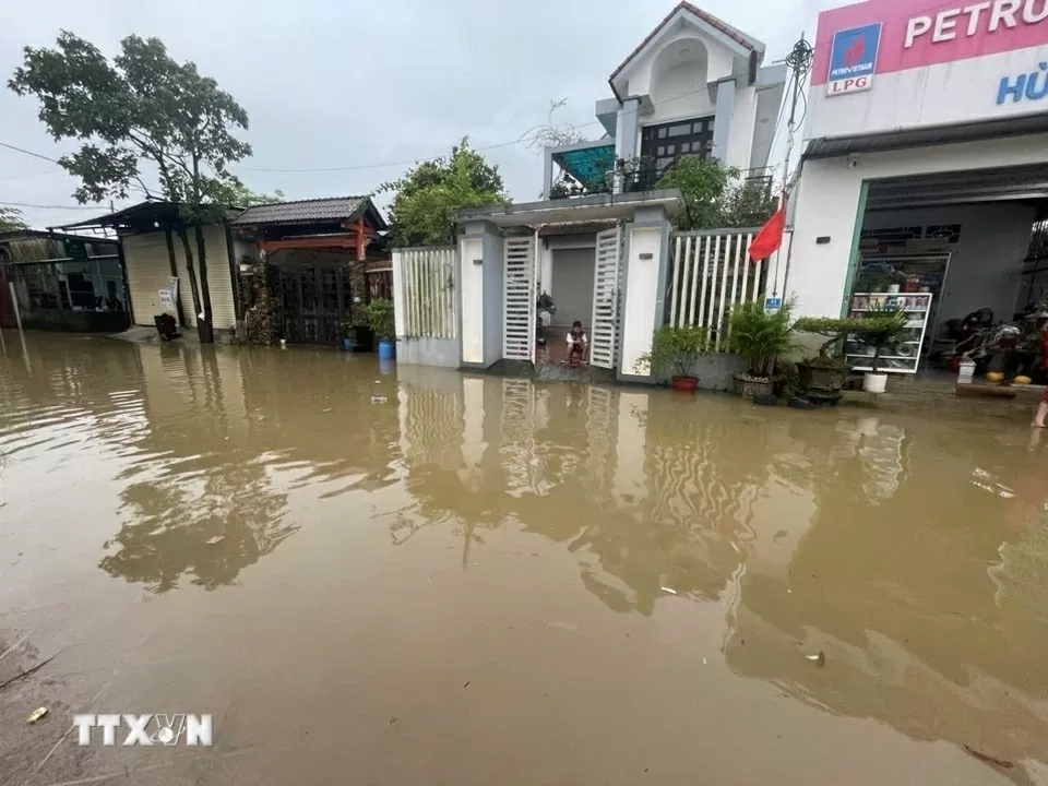 TP. Huế: Lũ trên sông Hương vượt báo động 3 gây ngập lụt diện rộng TP. Huế: Lũ trên sông Hương vượt báo động 3 gây ngập lụt diện rộng