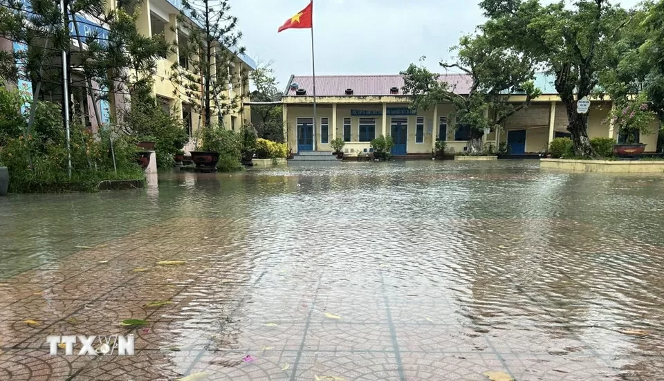 TP. Huế: Lũ trên sông Hương vượt báo động 3 gây ngập lụt diện rộng TP. Huế: Lũ trên sông Hương vượt báo động 3 gây ngập lụt diện rộng