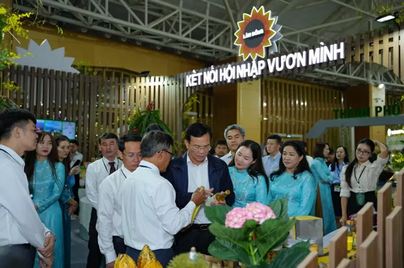  Chủ tịch UBND tỉnh Lâm Đồng Hồ Văn Mười (áo khoác đen) tham quan không gian triển lãm