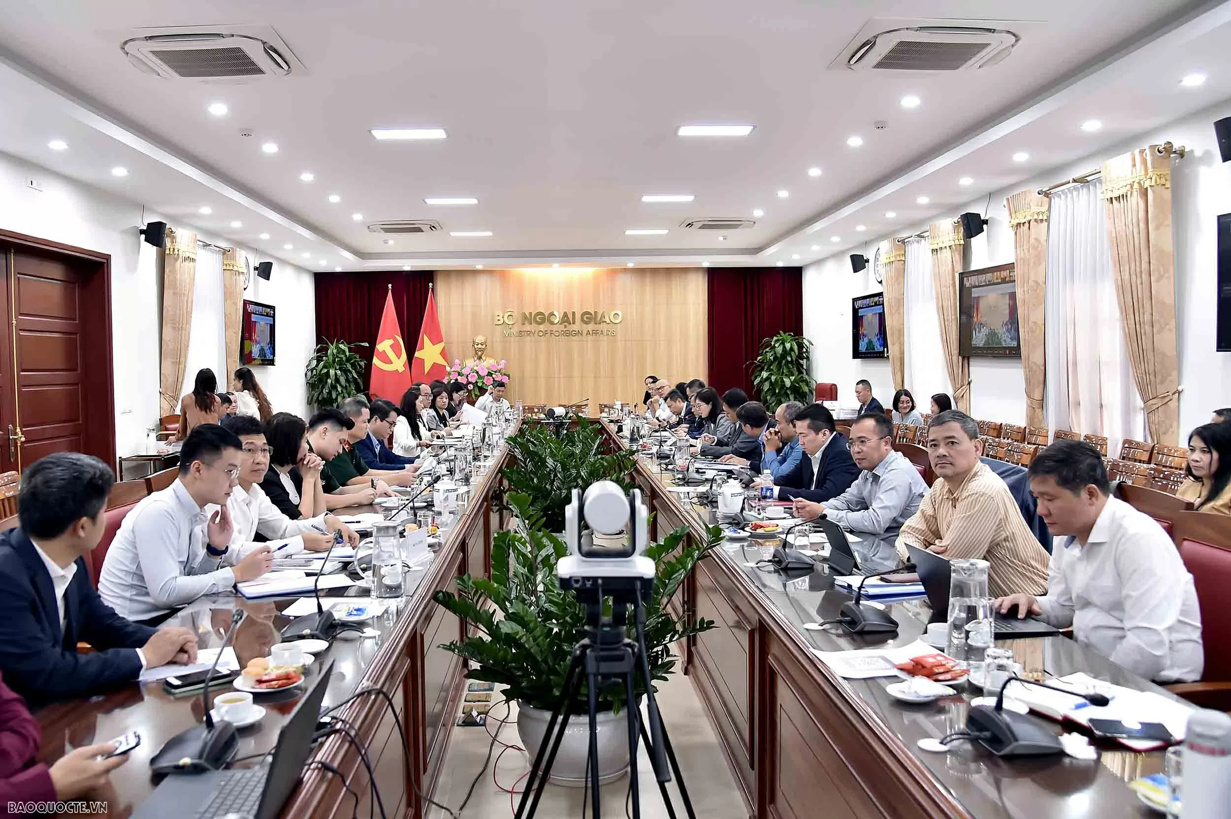Bộ Ngoại giao chủ trì rà soát, hoàn thiện Luật Cơ quan đại diện