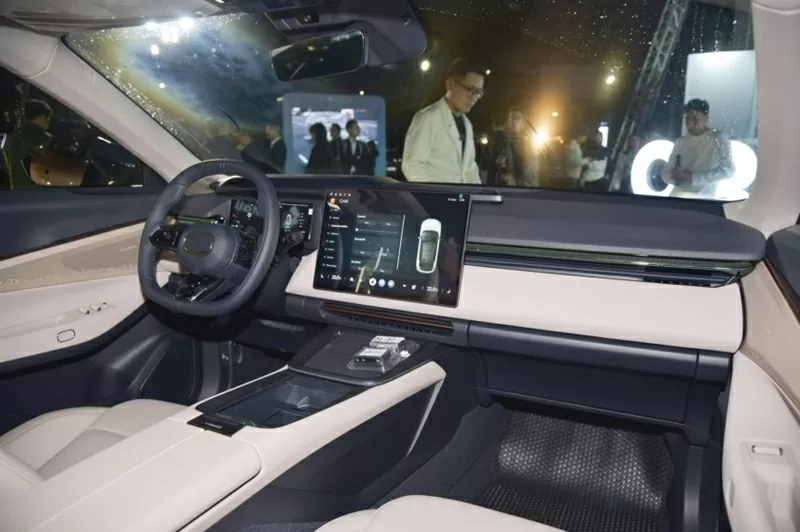 Bước vào bên trong, Lynk & Co 08 thể hiện rõ tinh thần trẻ trung, công nghệ và tương lai. Bước vào bên trong, Lynk & Co 08 thể hiện rõ tinh thần trẻ trung, công nghệ và tương lai.