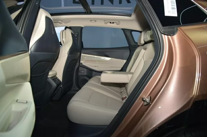 Danh sách trang bị cao cấp cũng là điểm nhấn đáng chú ý trên Lynk & Co 08.