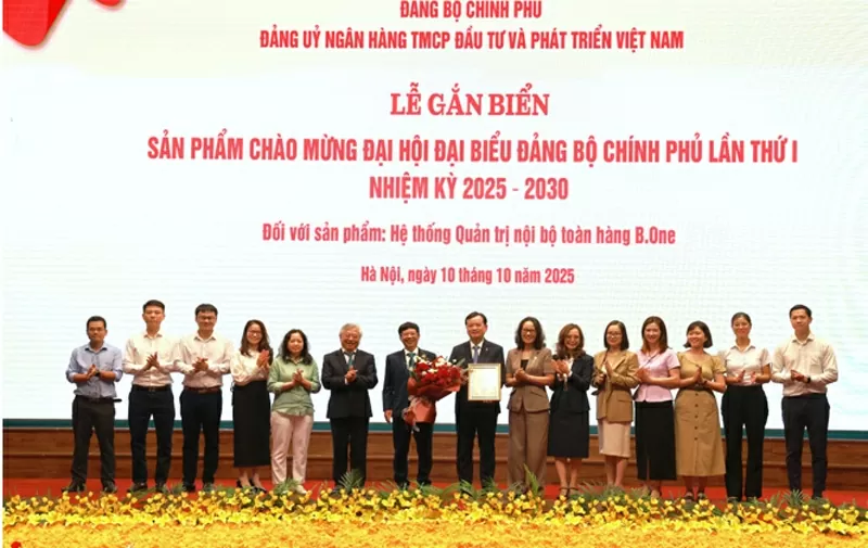 Đồng chí Trần Xuân Hoàng – Phó Bí thư Thường trực Đảng ủy BIDV, đồng chí Phan Thanh Hải – UVBCH Đảng bộ, trưởng Ban QL dự án Bone, đồng chí Tạ Phương Trà – Phó Trưởng Ban Thường trực Ban Tuyên Giáo Đảng ủy đại diện nhận hoa chúc mừng của Đảng ủy Chính phủ. Đồng chí Trần Xuân Hoàng – Phó Bí thư Thường trực Đảng ủy BIDV, đồng chí Phan Thanh Hải – UVBCH Đảng bộ, trưởng Ban QL dự án Bone, đồng chí Tạ Phương Trà – Phó Trưởng Ban Thường trực Ban Tuyên Giáo Đảng ủy đại diện nhận hoa chúc mừng của Đảng ủy Chính phủ.