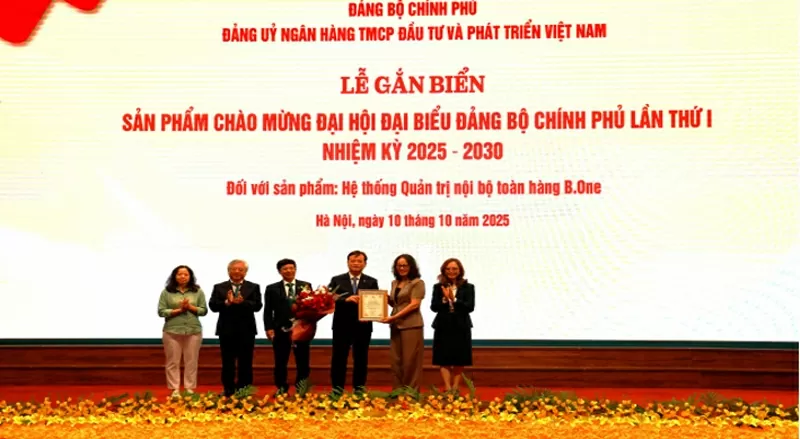 Đồng chí Hà Thị Trang – Phó Trưởng ban TT Ban Tuyên giáo và dân vận Đảng ủy Chính phủ công bố quyết định, trao Chứng nhận, thực hiện nghi lễ gắn biển, ghi nhận nỗ lực, sáng tạo và kết quả nổi bật của hệ thống BIDV trong việc hiện thực hóa các chủ trương lớn của Đảng về chuyển đổi số, phát triển khoa học, công nghệ, đổi mới sáng tạo. Đồng chí Hà Thị Trang – Phó Trưởng ban TT Ban Tuyên giáo và dân vận Đảng ủy Chính phủ công bố quyết định, trao Chứng nhận, thực hiện nghi lễ gắn biển, ghi nhận nỗ lực, sáng tạo và kết quả nổi bật của hệ thống BIDV trong việc hiện thực hóa các chủ trương lớn của Đảng về chuyển đổi số, phát triển khoa học, công nghệ, đổi mới sáng tạo.