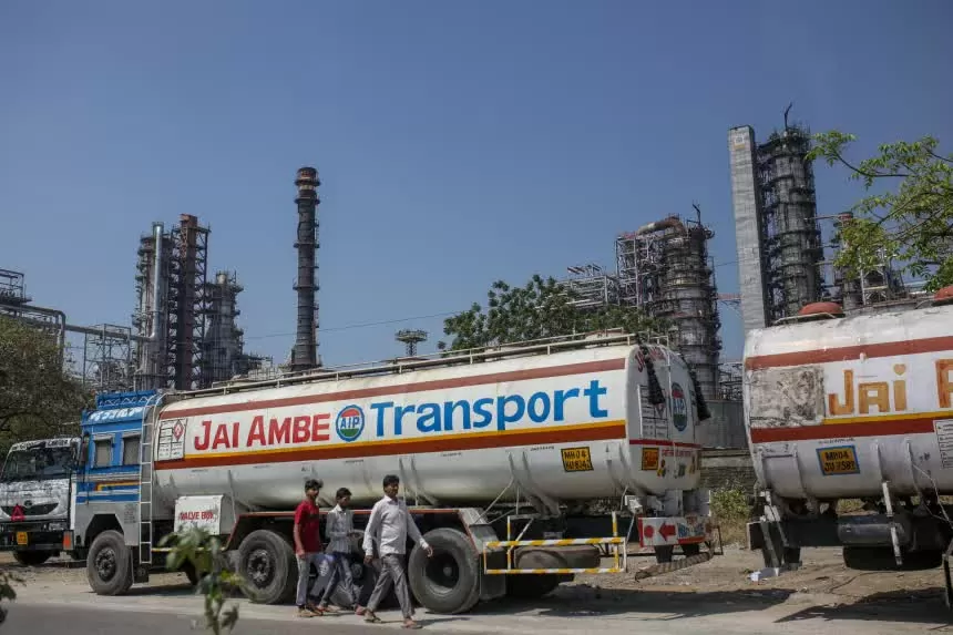 Người dân đi ngang qua một nhà máy lọc dầu do Bharat Petroleum vận hành ở Mumbai, Ấn Độ. (Nguồn: Getty Images)