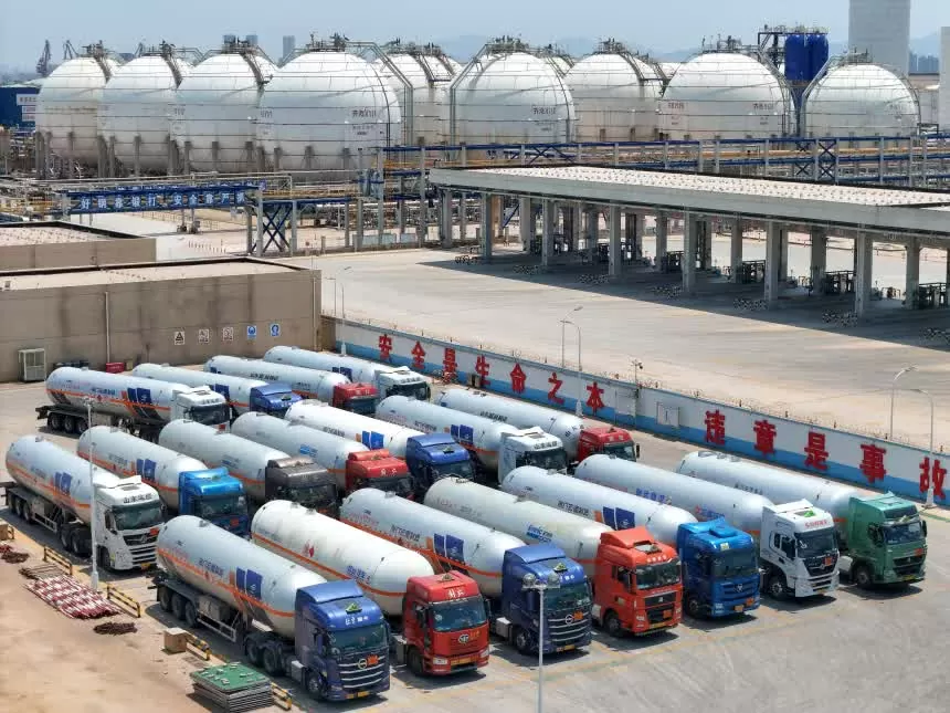 Các tàu chở dầu tập trung tại kho dự trữ dầu khí của Khu vực cảng Long Khẩu, thành phố Yên Đài, tỉnh Sơn Đông, Trung Quốc. (Nguồn: Getty Images)