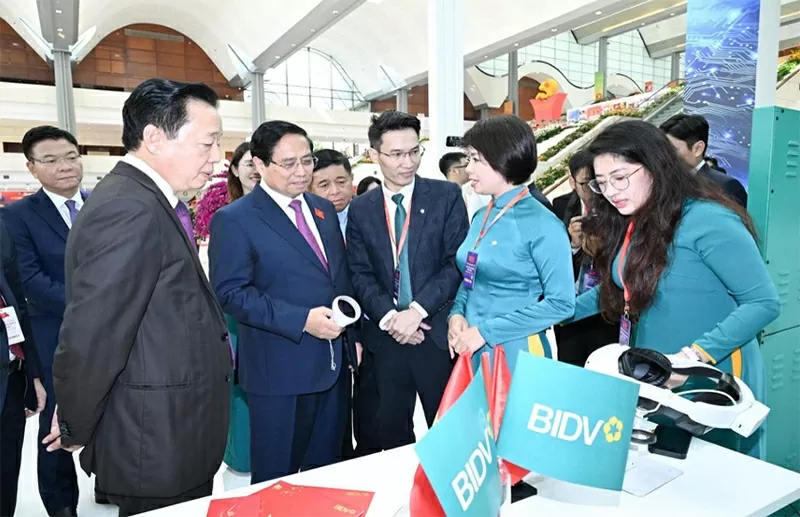 Thủ tướng Phạm Minh Chính cùng các đại biểu tại không gian số BIDV - Triển lãm thành tựu khoa học công nghệ, đổi mới sáng tạo và chuyển đổi số”