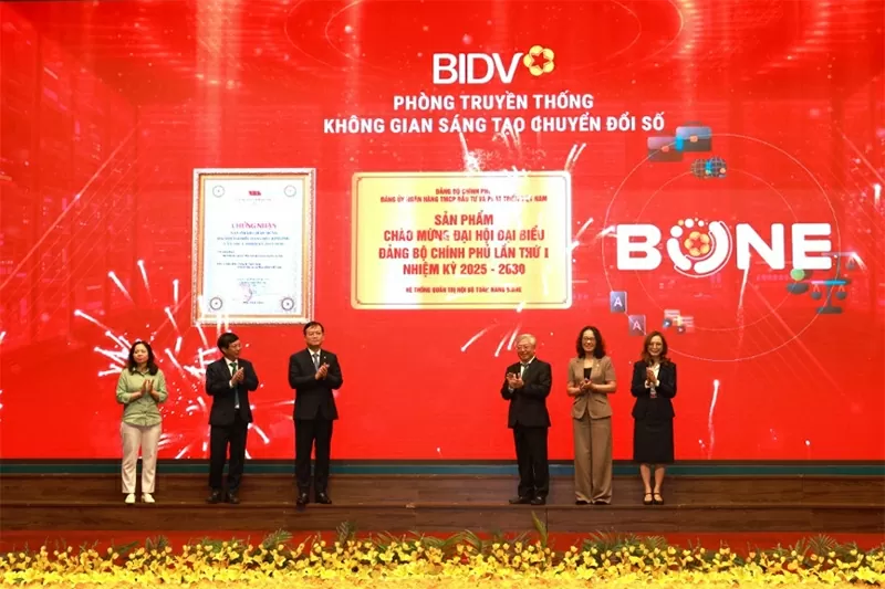 Nghi thức gắn biển sản phẩm tiêu biểu chào mừng Đại hội đại biểu Đảng bộ Chính phủ lần thứ I, nhiệm kỳ 2025 – 2030 đối với Hệ thống quản trị nội bộ toàn hàng B.One Nghi thức gắn biển sản phẩm tiêu biểu chào mừng Đại hội đại biểu Đảng bộ Chính phủ lần thứ I, nhiệm kỳ 2025 – 2030 đối với Hệ thống quản trị nội bộ toàn hàng B.One