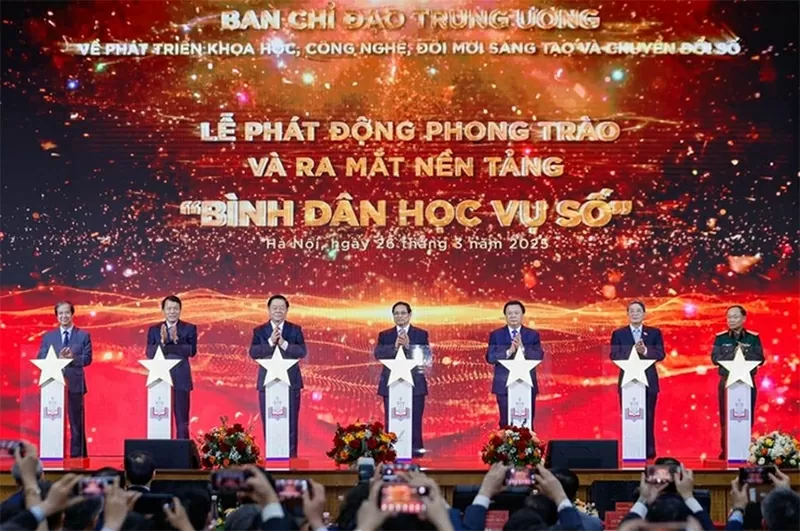 Thủ tướng Phạm Minh Chính và các đại biểu thực hiện nghi thức phát động phong trào “Bình dân học vụ số” (Nguồn: Internet). Thủ tướng Phạm Minh Chính và các đại biểu thực hiện nghi thức phát động phong trào “Bình dân học vụ số” (Nguồn: Internet).