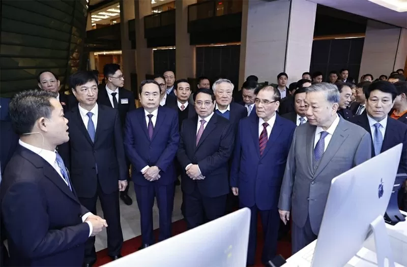 Tổng Bí thư Tô Lâm cùng các lãnh đạo Đảng, Nhà nước tham quan trưng bày sản phẩm khoa học công nghệ. – Nguồn: Internet