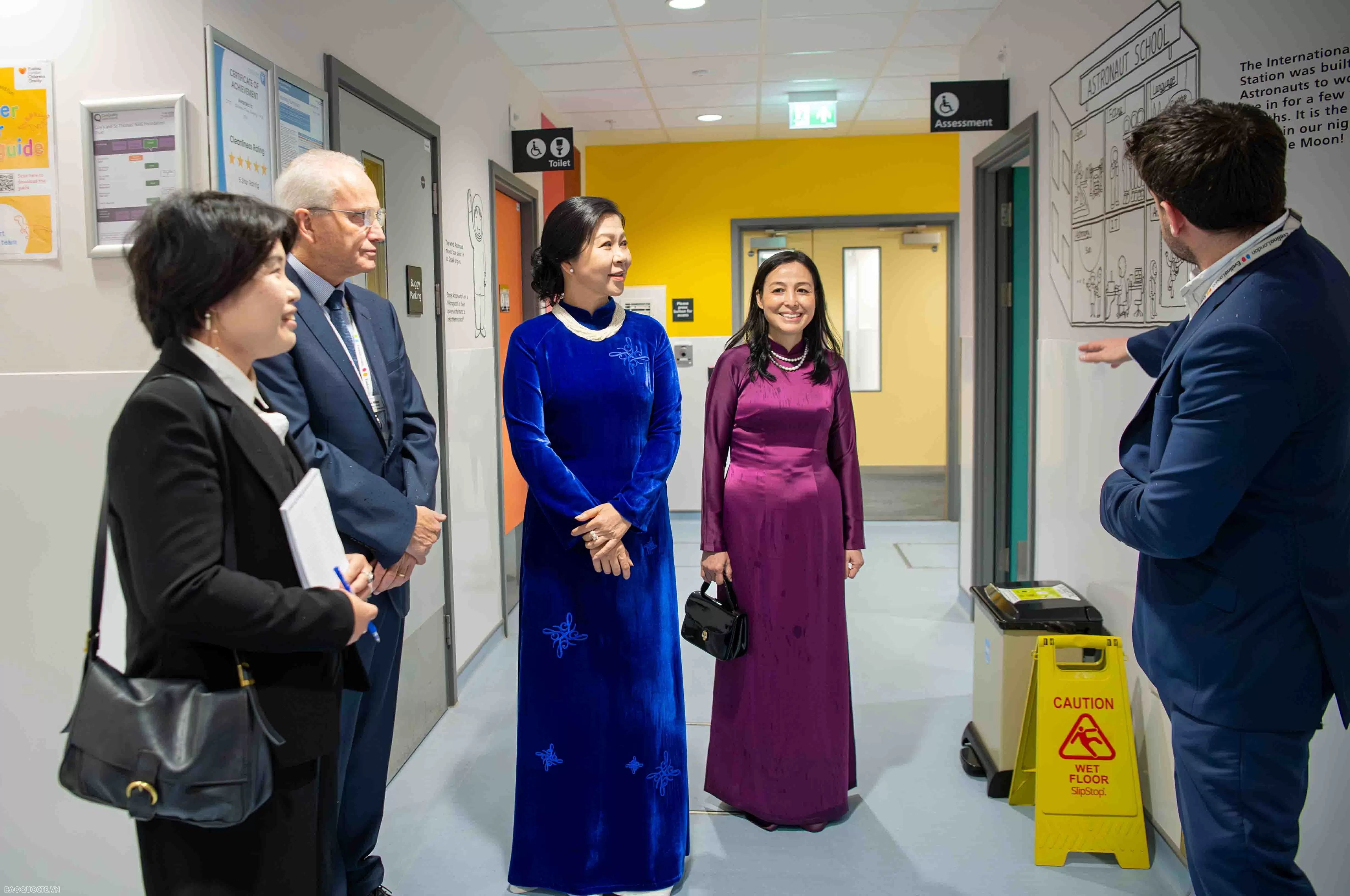 Phu nhân Tổng Bí thư Tô Lâm thăm Bệnh viện Nhi Evelina London Phu nhân Tổng Bí thư Tô Lâm thăm Bệnh viện Nhi Evelina London