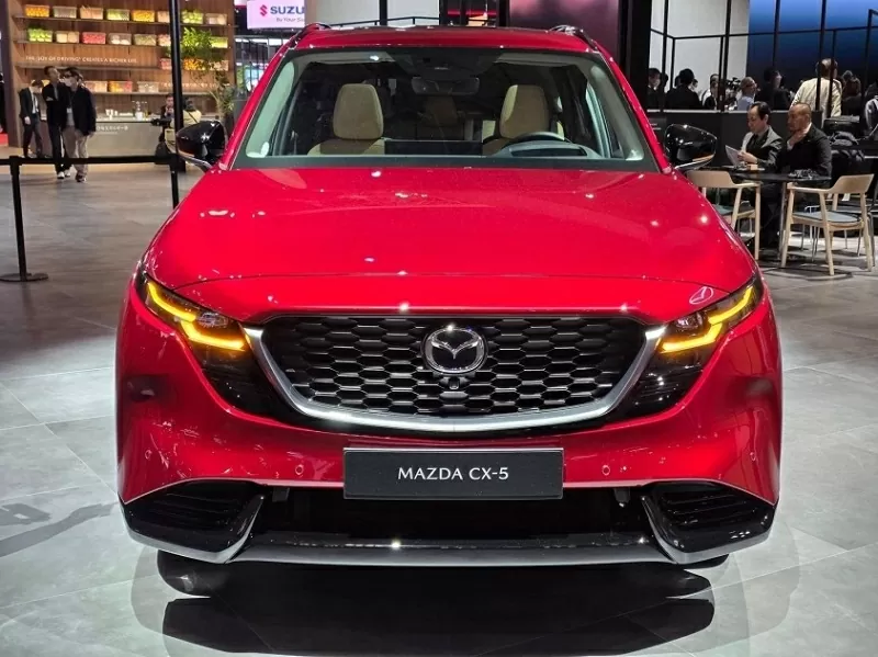 Phần đầu của CX-5 thế hệ mới mang diện mạo mạnh mẽ và hiện đại hơn với thiết kế hạ thấp, mở rộng sang hai bên.