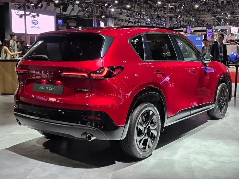 Phần đuôi của Mazda CX-5 mới mang nhiều cảm hứng từ đàn anh CX-80, thể hiện rõ qua cụm đèn hậu mảnh mai kéo dài ngang thân. Phần đuôi của Mazda CX-5 mới mang nhiều cảm hứng từ đàn anh CX-80, thể hiện rõ qua cụm đèn hậu mảnh mai kéo dài ngang thân.