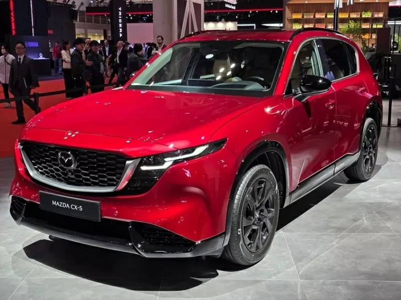 Chiếc Mazda CX-5 thế hệ mới được trưng bày thuộc phiên bản tiêu chuẩn dành cho thị trường châu Âu. Chiếc Mazda CX-5 thế hệ mới được trưng bày thuộc phiên bản tiêu chuẩn dành cho thị trường châu Âu.
