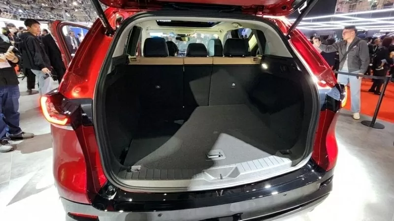 Dung tích khoang chứa đồ cũng được cải thiện rõ rệt từ 442 lít lên 583 lít. Dung tích khoang chứa đồ cũng được cải thiện rõ rệt từ 442 lít lên 583 lít.