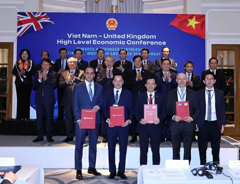 Tổng Bí thư Tô Lâm chứng kiến Lễ trao thỏa thuận hợp tác Việt Nam-Anh. Trong khuôn khổ chuyến thăm chính thức Liên hiệp Vương quốc Anh và Bắc Ireland, Tổng Bí thư Tô Lâm và Đoàn đại biểu cấp cao Việt Nam đã chứng kiến Lễ trao thỏa thuận hợp tác của các bộ, ngành, cơ quan Chính phủ, địa phương và tập đoàn, doanh nghiệp tại Hội nghị Kinh tế cấp cao Việt Nam - Anh. (Ảnh: Thống Nhất/TTXVN) Tổng Bí thư Tô Lâm chứng kiến Lễ trao thỏa thuận hợp tác Việt Nam-Anh. Trong khuôn khổ chuyến thăm chính thức Liên hiệp Vương quốc Anh và Bắc Ireland, Tổng Bí thư Tô Lâm và Đoàn đại biểu cấp cao Việt Nam đã chứng kiến Lễ trao thỏa thuận hợp tác của các bộ