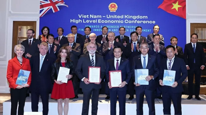 Tổng Bí thư Tô Lâm chứng kiến Lễ trao thỏa thuận hợp tác giữa các bộ, ngành, địa phương, doanh nghiệp hai nước. (Ảnh: Thống Nhất/TTXVN) Tổng Bí thư Tô Lâm chứng kiến Lễ trao thỏa thuận hợp tác giữa các bộ, ngành, địa phương, doanh nghiệp hai nước. (Ảnh: Thống Nhất/TTXVN)