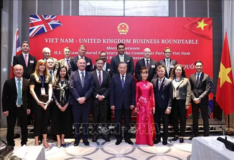Tổng Bí thư Tô Lâm và các đại biểu tham dự Toạ đàm Doanh nghiệp Việt Nam - Anh quốc. (Nguồn: TTXVN) Tổng Bí thư Tô Lâm và các đại biểu tham dự Toạ đàm Doanh nghiệp Việt Nam - Anh quốc. (Nguồn: TTXVN)