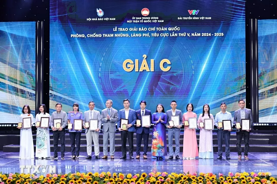 Thủ tướng Phạm Minh Chính dự lễ trao giải báo chí toàn quốc phòng, chống tham nhũng, lãng phí, tiêu cực