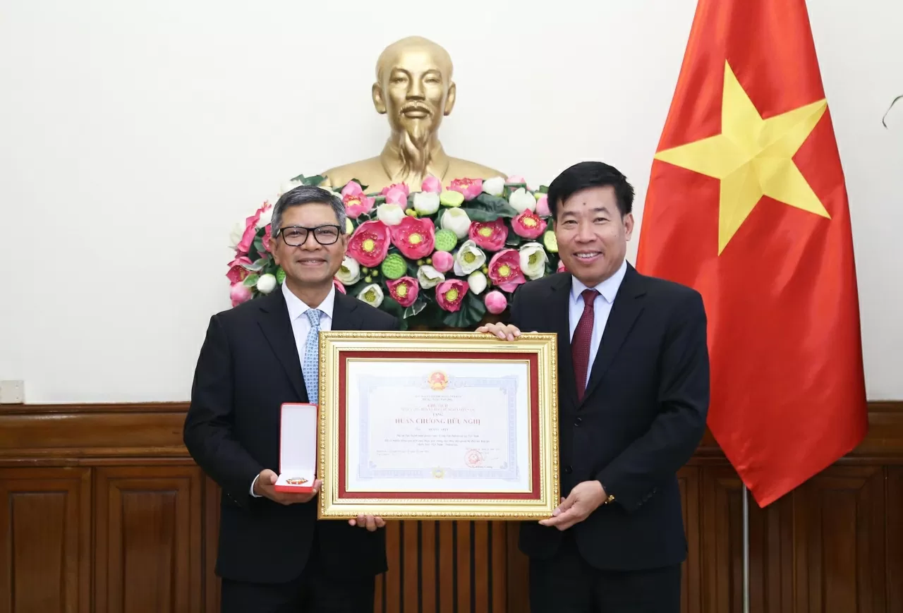 Thứ trưởng Ngoại giao Nguyễn Mạnh Cường trao Bằng khen và Huân chương Hữu nghị cho Đại sứ Denny Abdi. (Ảnh: Thành Long)