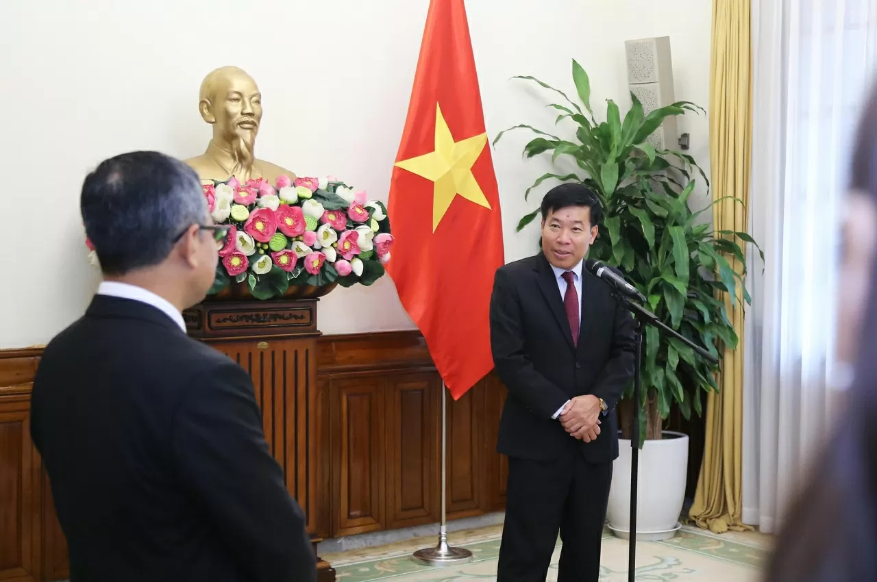 Thứ trưởng Nguyễn Mạnh Cường đánh giá cao những đóng góp của Đại sứ Denny Abdi trong nhiệm kỳ của mình. (Ảnh: Thành Long)