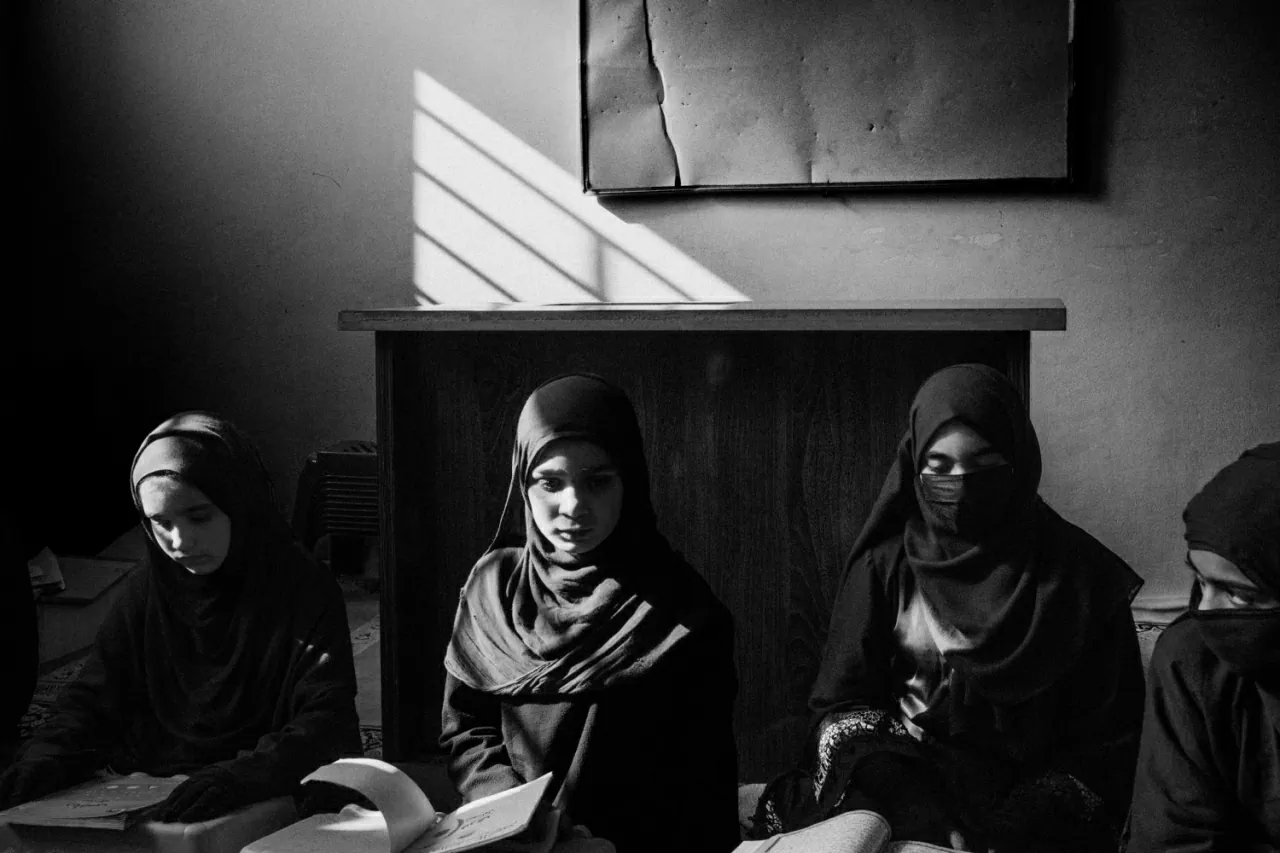Cuộc sống thường nhật của người Afghanistan qua những gam màu trắng đen