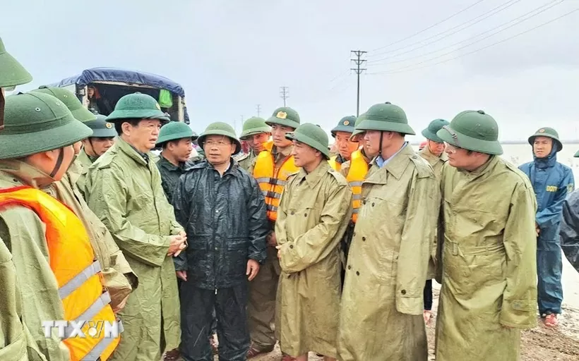 Phó Thủ tướng Mai Văn Chính thăm hỏi người dân Hà Tĩnh đang di dời, động viên lực lượng tuyến đầu tham gia phòng, chống mưa lũ, sơ tán