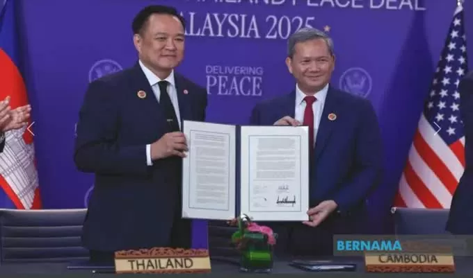 Thủ tướng Thái Lan và Thủ tướng Campuchia ký tuyên bố chung về thỏa thuận hòa bình. (Nguồn: Bernama) Thủ tướng Thái Lan và Thủ tướng Campuchia ký tuyên bố chung về thỏa thuận hòa bình. (Nguồn: Bernama)