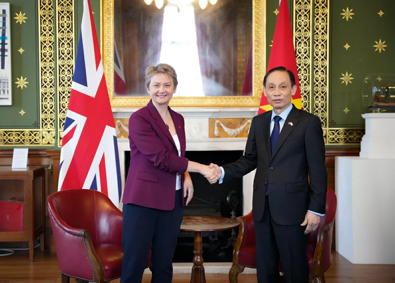 Bộ trưởng Bộ Ngoại giao Lê Hoài Trung gặp người đồng nhiệm Anh Yvette Cooper