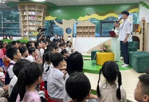 Lan tỏa văn hóa đọc cho học sinh qua tập thơ song ngữ 'Cây bút đỏ'