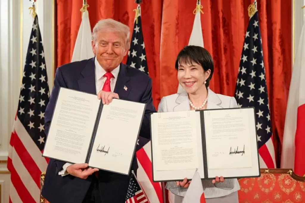 Thủ tướng Nhật Bản Sanae Takaichi và Tổng thống Mỹ Donald Trump ký thỏa thuận đất hiếm và khoáng sản chiến lược tại Tokyo, ngày 28/10. (Nguồn: Văn phòng Thủ tướng Nhật Bản)