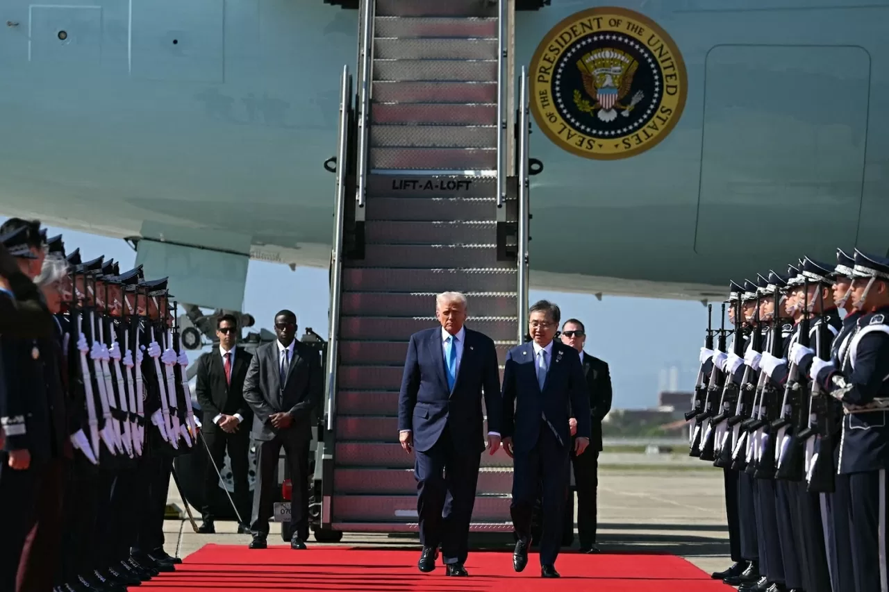 Ngày 29/10, Tổng thống Mỹ Donald Trump đã đến Busan, Hàn Quốc – điểm dừng chân thứ ba trong chuyến công du châu Á của ông, nơi sẽ diễn ra một cuộc gặp quan trọng với Chủ tịch Trung Quốc Tập Cận Bình diễn ra vào ngày 30/10. (Nguồn: Getty Images)